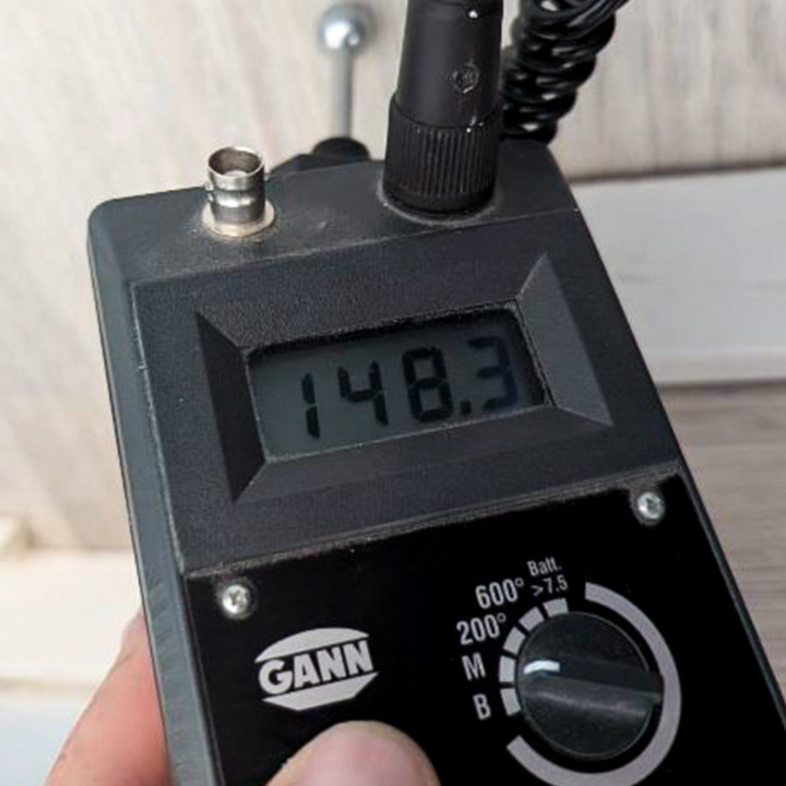 IPEK Sanierung GmbH, Leckortung, Nahaufnahme der Werte eines Lecksuchgerätes