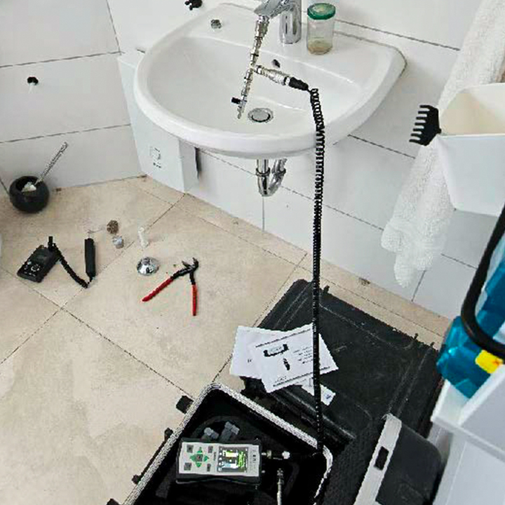IPEK Sanierung GmbH, Leckortung, Einsatz von Lecksuchgeräten im Badezimmer