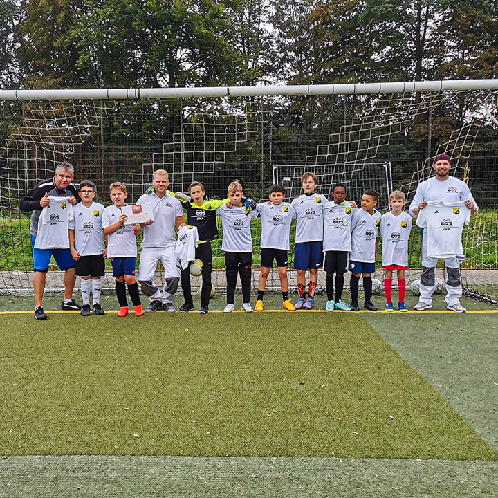 IPEK Sanierung GmbH, Über uns, Sponsoring im Jugendfußball, Gruppenfoto vor dem Tor