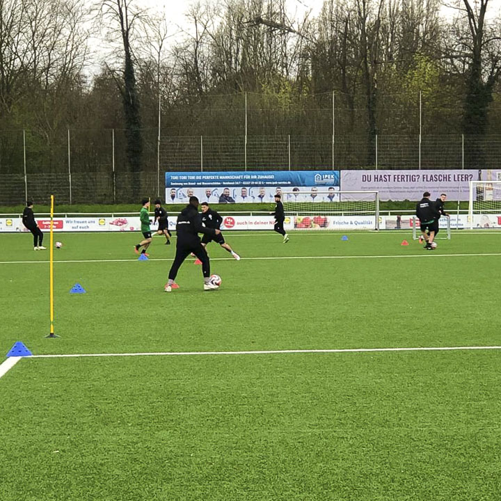 IPEK Sanierung GmbH, Über uns, Sponsoring im Jugendfußball, Werbebanner mit Spielern auf Feld