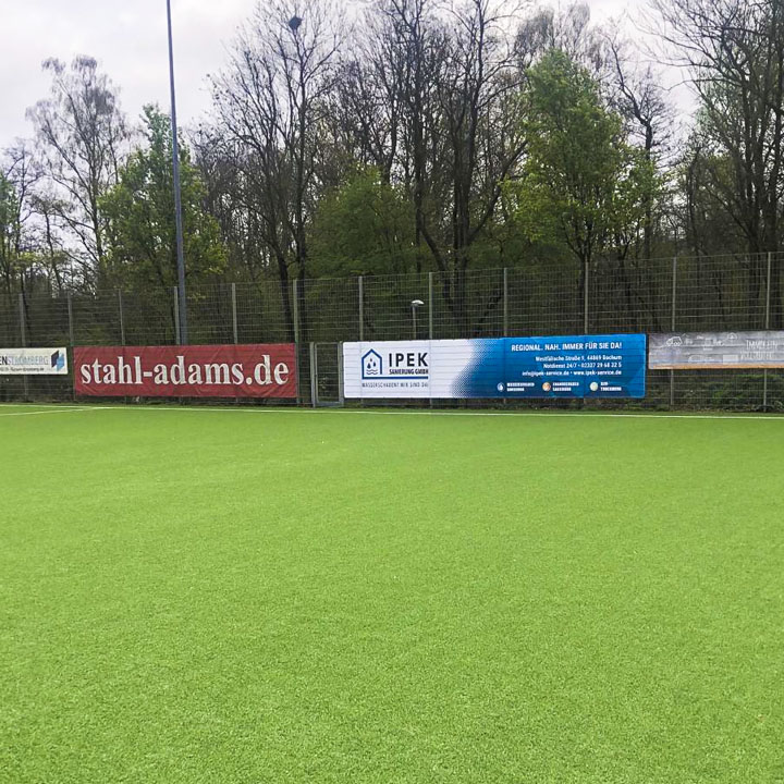 IPEK Sanierung GmbH, Über uns, Sponsoring im Jugendfußball, weiteres Werbebanner am Zaun