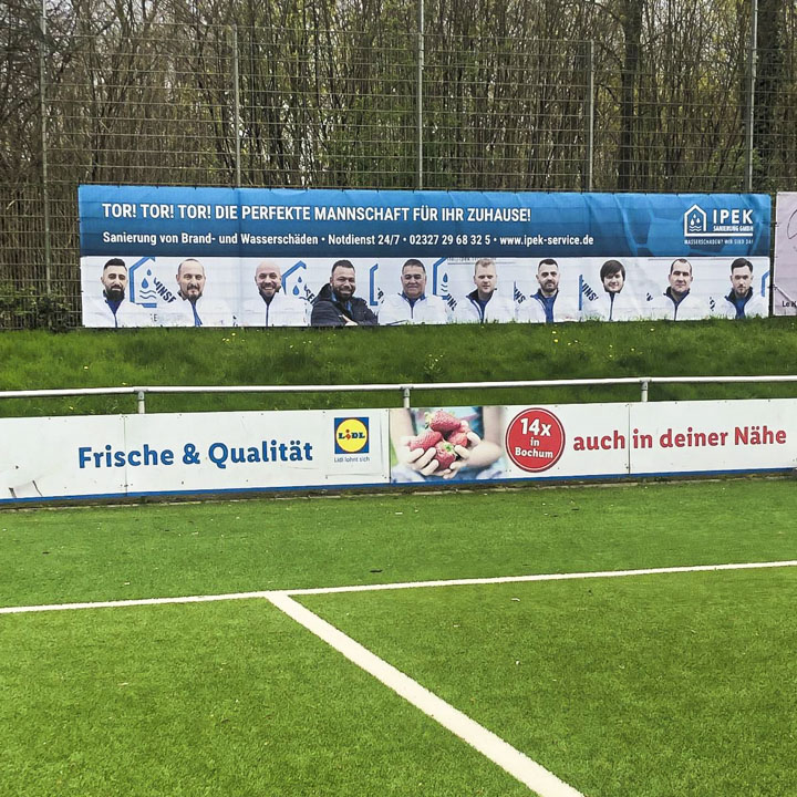 IPEK Sanierung GmbH, Über uns, Sponsoring im Jugendfußball, Werbebanner am Zaun