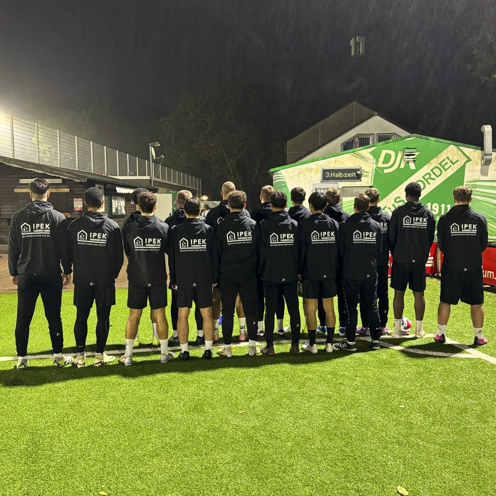 IPEK Sanierung GmbH, Über uns, Sponsoring im Jugendfußball, Gruppenfoto DJK TuS Hordel mit IPEK-Logo auf Regenjacken