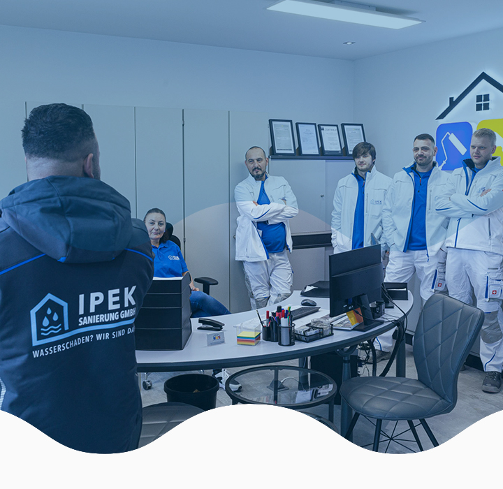 IPEK Sanierung GmbH, Über uns, Hauptgrafik mit blauen Wellen, responsiv